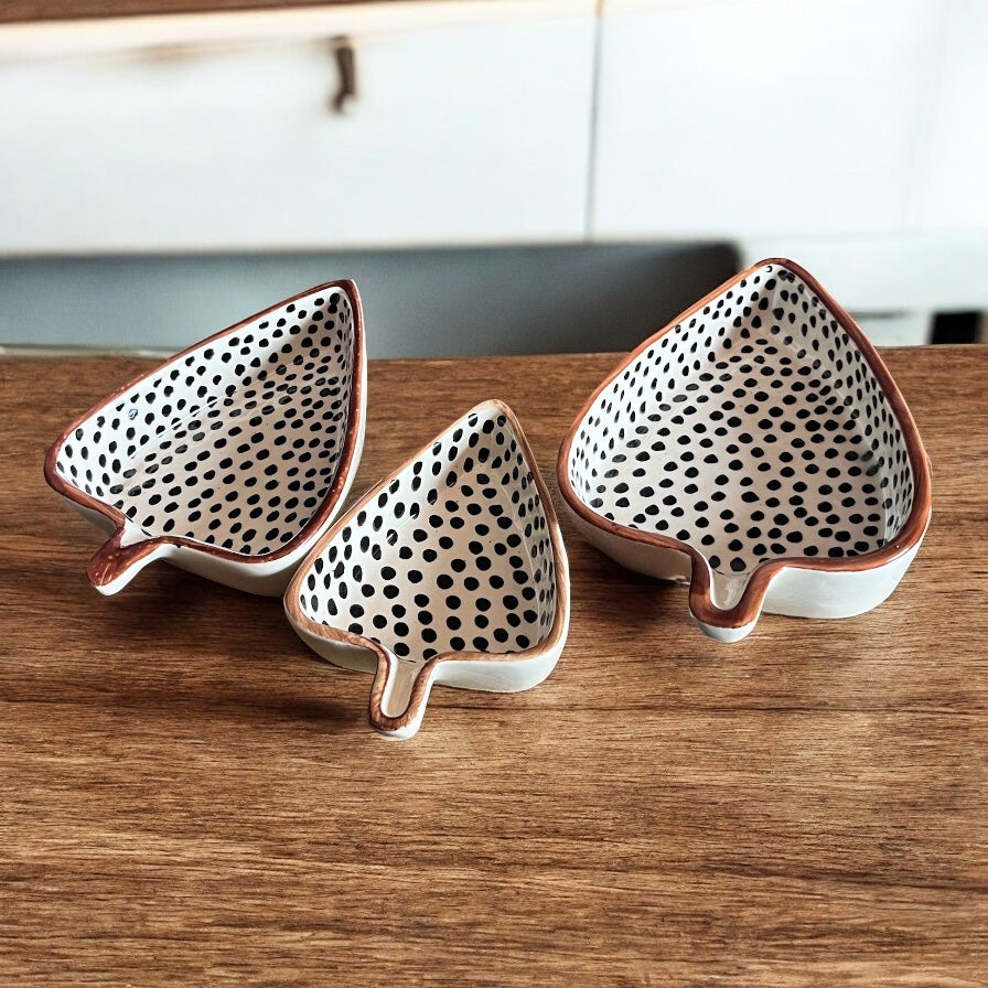 SOULCRAFTZ Handpainted Leaf Shaped Hand Painted Ceramic Glossy Tray Set for Serving Cookies, Dry Fruits, Sweets and Snacks (Set of 3, Length – 16 cm, 15 cm and 12 cm) | Small Platter Set (50-25 ML, Set of 3) (Multicolor