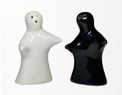 SOULCRAFTZ Salt and Pepper Sprinkler | Seasoning & Spice Shakers |Hugging Couple Set Holder Dispensers Pepper Condiment 2 Pcs | (Black & White)